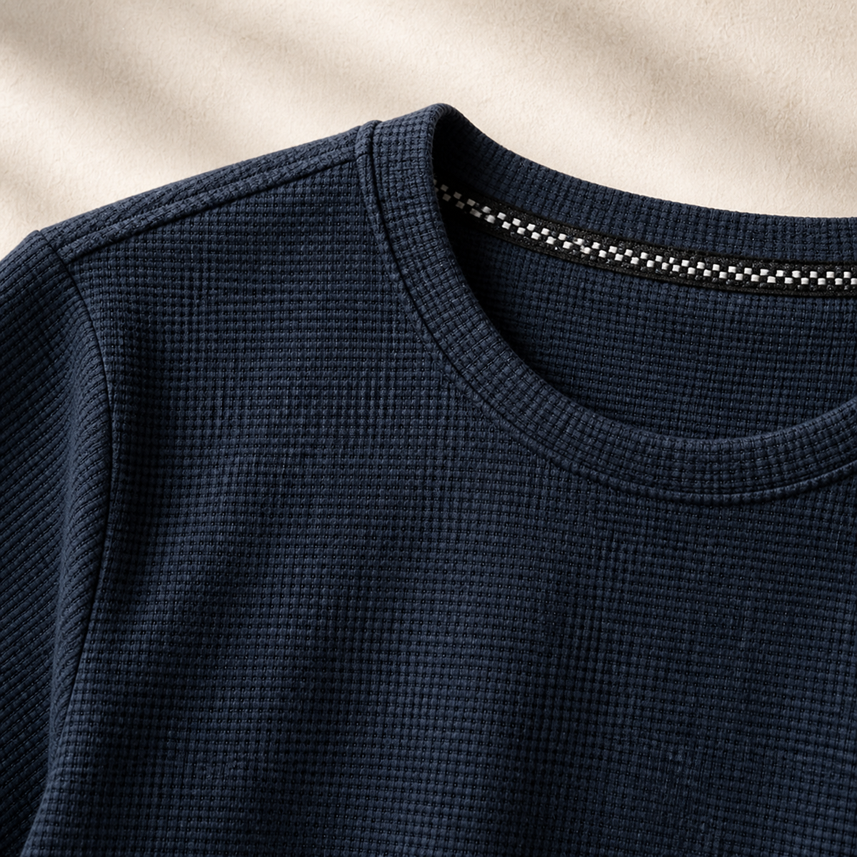 Valenric Waffle-Knit T-Shirt — detalhe da textura waffle e acabamento da gola